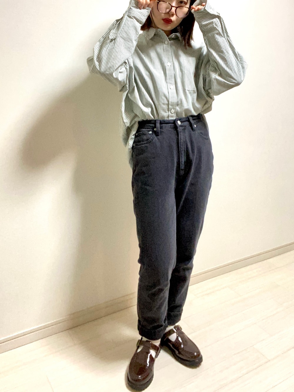 「めがね、メガネ女子、niko and ...、シャツスタイル、シャツ、ストライプ、ストライプシャツ、ビッグシルエット、WEGO、パンツスタイル、デニム、デニムパンツ、ローファー、ローファー×靴下、トレンチコート」｜「GLOBAL WORKのデニムスリムテーパード/948006（デニムパンツ、グレー系）」を使った、mikekkoさん（レディース・155cm）の春コーディネートの1枚目の写真