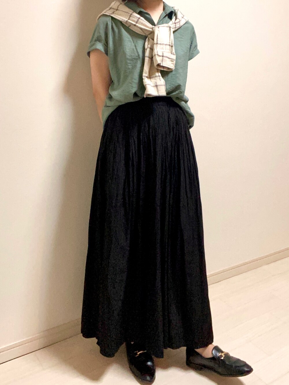 ブラック系のその他パンツ、ブラック系のローファー、グリーン系のシャツ/ブラウスを着用したレディースの秋コーディネートの1枚目の写真