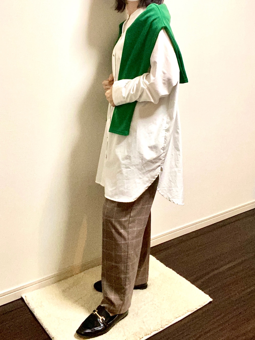 ブラック系のローファー、ブラウン系のスラックス、ホワイト系のシャツ/ブラウスを着用したレディースの秋コーディネートの1枚目の写真