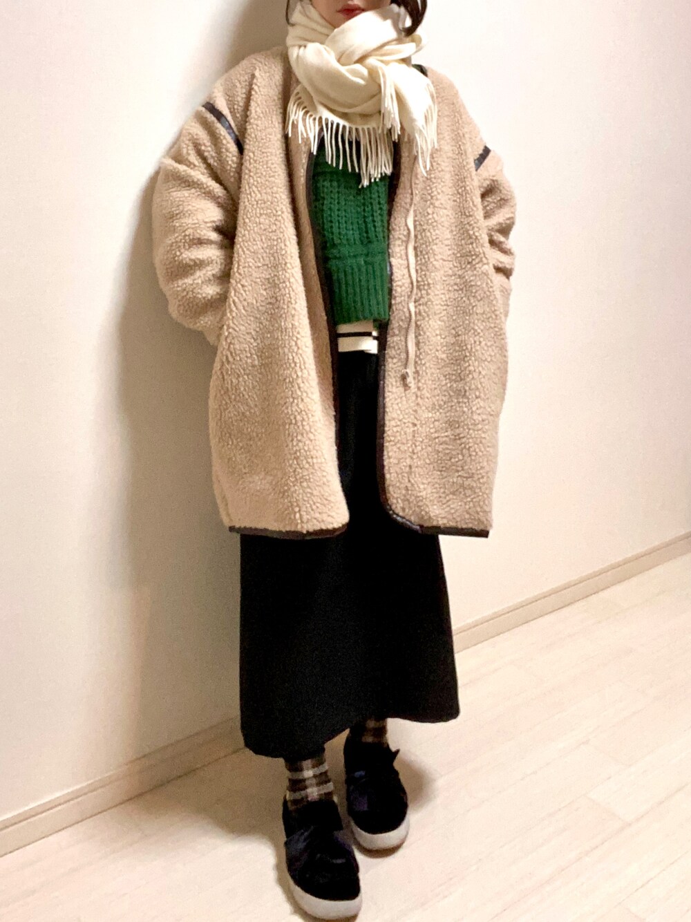 「オトナ女子、オトナカジュアル、ボアジャケット、ボアコート、マフラー、マフラーぐるぐる、ゆるニット、ボリューム袖、グリーン、ボーダー、ボーダートップス、UNIQLO、レイヤードスタイル、ロングスカート、しまむら」｜「Fizzの【Fizz/フィズ】　レザー調パイピング　ジップアップ　ノーカラーロングボアコート（ノーカラージャケット、ベージュ系）」を使った、mikekkoさん（レディース・155cm）の冬コーディネートの1枚目の写真