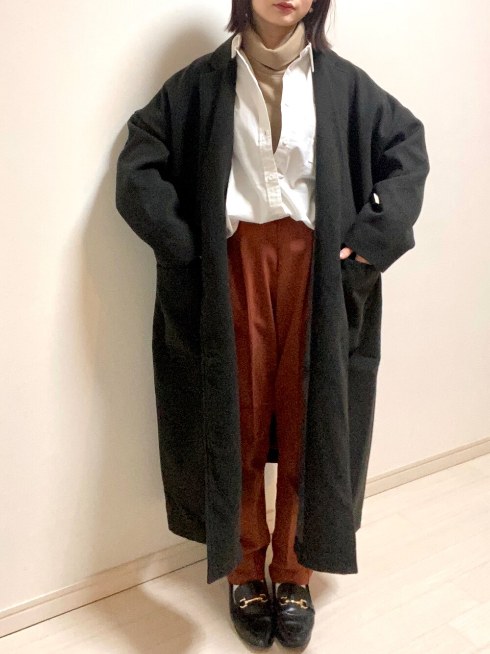 「オトナカジュアル、きれいめカジュアル、ロングコート、レイヤードスタイル、白シャツ、タートルネック、パンツスタイル、カラーパンツ、オレンジ、タックイン、ローファー、低身長女子、WEGO、Polo Ralph Lauren、UNIQLO」｜「LOWRYS FARMのビットローファー　786540 （ローファー、ブラック系）」を使った、mikekkoさん（レディース・155cm）の春コーディネートの1枚目の写真