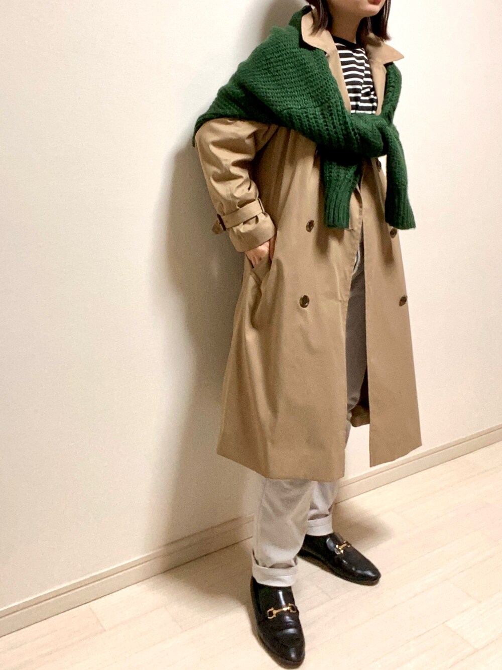 「オトナカジュアル、カジュアルコーデ、パンツスタイル、トレンチコート、UNIQLO、カラーニット、グリーンニット、グリーン、CIAOPANIC TYPY、ボーダー、ボーダートップス、コーデュロイパンツ、ホワイト、ローファー、ローファー×靴下」｜「UNIQLOのアイテム（トレンチコート、ベージュ系）」を使った、mikekkoさん（レディース・155cm）の春コーディネートの1枚目の写真