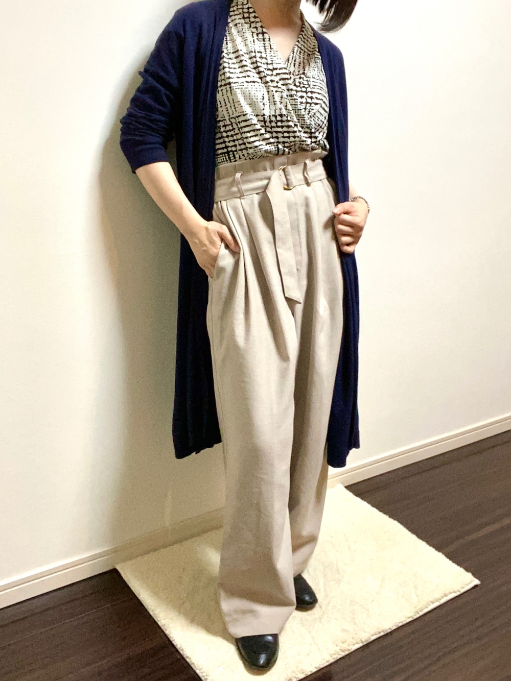 ホワイト系のシャツ/ブラウス、ブラック系のローファー、ブルー系のカーディガン/ボレロを着用したレディースの秋コーディネートの1枚目の写真