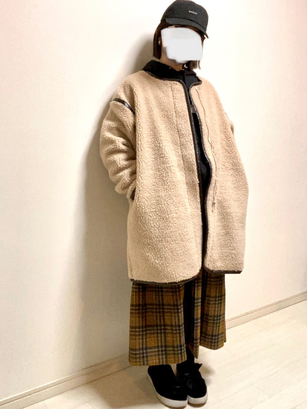 「キャップ、BLACKBLACK、ボアジャケット、ボアコート、パーカー、フーディー、highfive、ロングスカート、チェックスカート、チェック柄に恋してる、大人カジュアル、大人ガーリー、低身長コーデ、休日スタイル、冬コーデ」｜「Fizzの【Fizz/フィズ】　レザー調パイピング　ジップアップ　ノーカラーロングボアコート（ノーカラージャケット、ベージュ系）」を使った、mikekkoさん（レディース・155cm）の冬コーディネートの1枚目の写真