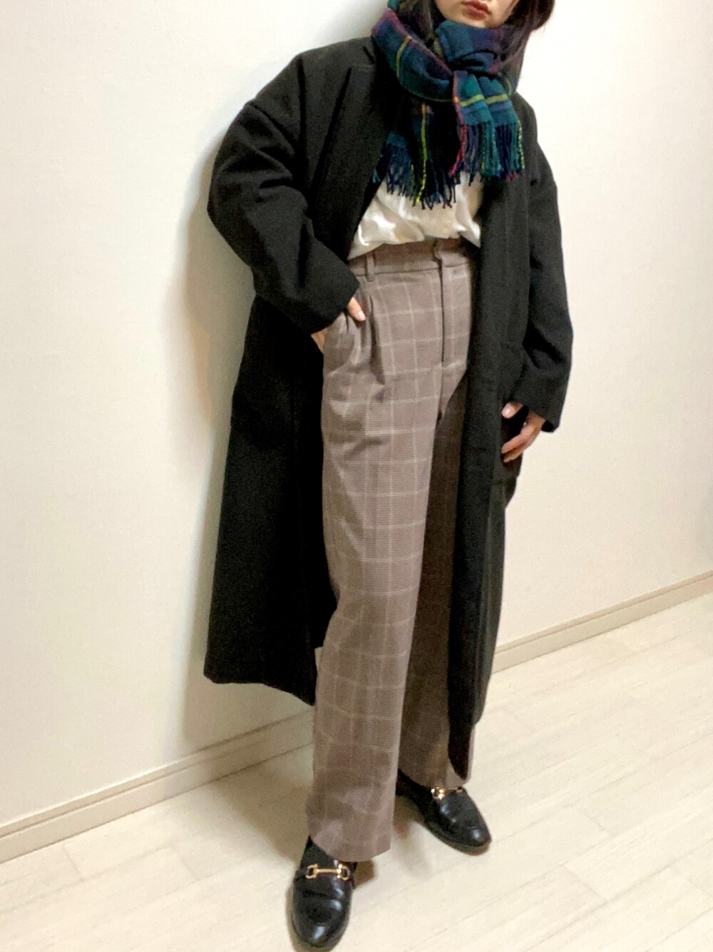 「大人女子、大人カジュアル、低身長女子、トラッド、ロングコート、マフラー、マフラーぐるぐる、チェック柄に恋してる、カーディガン、UNIQLO、白シャツ、パンツスタイル、チェックパンツ、GLOBAL WORK、ローファー」｜「LOWRYS FARMのビットローファー　786540 （ローファー、ブラック系）」を使った、mikekkoさん（レディース・155cm）の春コーディネートの1枚目の写真