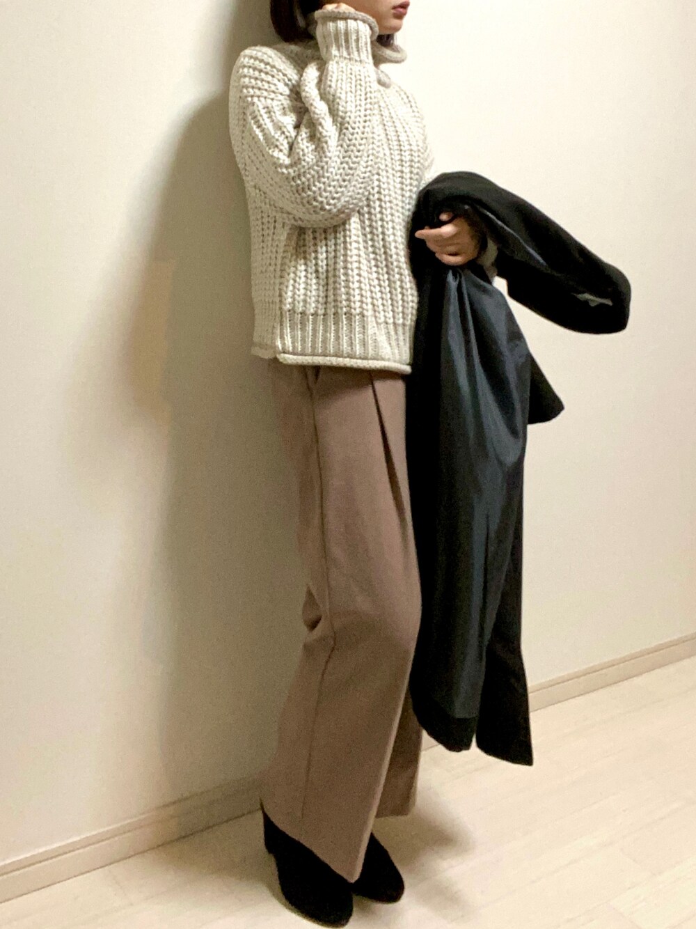 「パンツスタイル、秋冬コーデ、低身長コーデ、プチプラコーデ、ニット、チャンキーニット、ハイネックニット、ざっくりニット、ゆるニット、ベージュ、しまむら、スラックス、ワイドパンツ、ブーツ、ショートブーツ」｜「OPAQUE.CLIPの◆スウェード調ストレッチブーツ（ブーツ、ブラック系）」を使った、mikekkoさん（レディース・155cm）の冬コーディネートの1枚目の写真