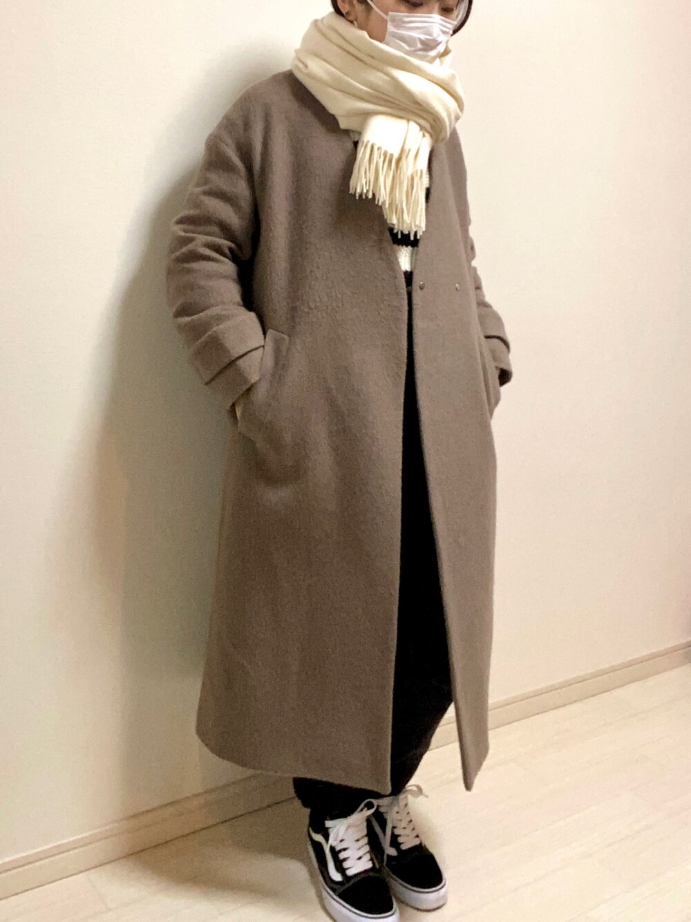 「冬コーデ、ロングコート、ノーカラーコート、マフラー、マフラーぐるぐる、ニット、ボーダー、ボーダートップス、H&M、デニムパンツ、パンツスタイル、スニーカー、VANS、カジュアルガーリー、大人カジュアル」｜「BEAMS HEARTのアイテム（ノーカラーコート、ブラウン系）」を使った、mikekkoさん（レディース・155cm）の冬コーディネートの1枚目の写真