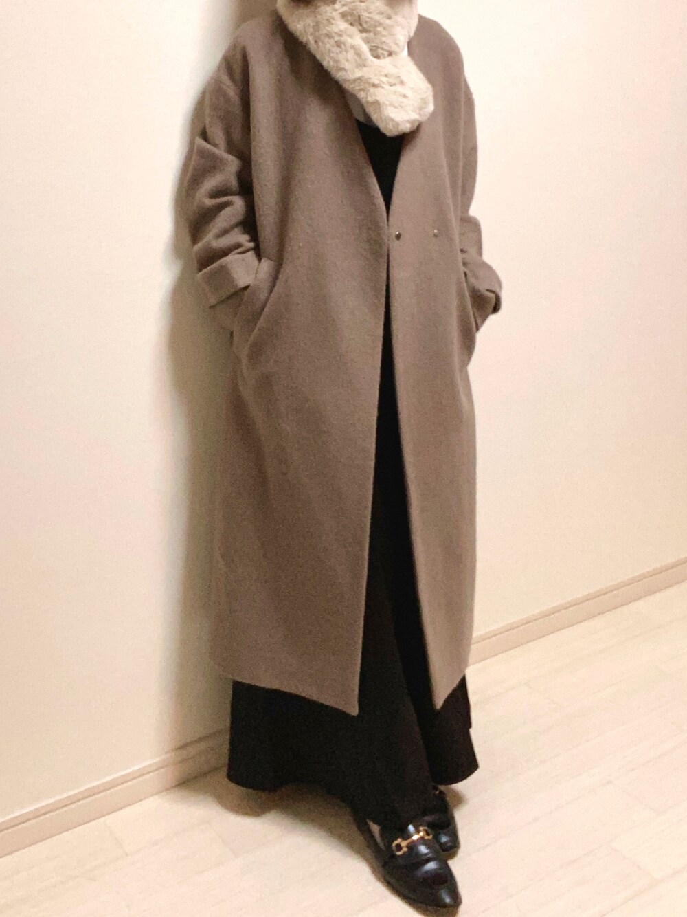 「秋冬コーデ、低身長女子、大人ガーリー、ロンT、ワンピース、ロングワンピース、ロングコート、ノーカラーコート、ファー小物、ファー、ローファー、モカ、ベージュ、ベージュ×ブラック、BEAMS」｜「LOWRYS FARMのビットローファー　786540 （ローファー、ブラック系）」を使った、mikekkoさん（レディース・155cm）の秋コーディネートの1枚目の写真