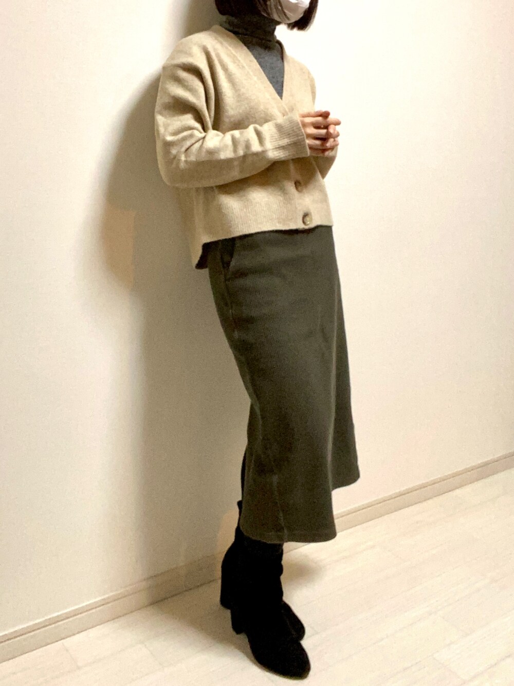 「UNIQLO、タートルネック、タートルネックニット、グレー、カーディガン、ベージュ、スカート、スカートスタイル、タイトスカート、ロングスカート、カーキ、ブーツ、ショートブーツ、黒、ボブ」｜「UNIQLOのアイテム（カーディガン/ボレロ、ベージュ系）」を使った、mikekkoさん（レディース・155cm）の冬コーディネートの1枚目の写真