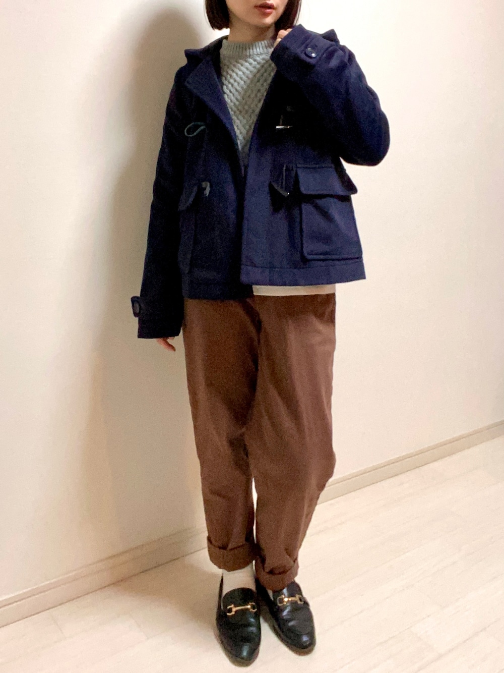 「カジュアルコーデ、低身長コーデ、ダッフルコート、ネイビー、ニット、ケーブルニット、グレー、ロンT、パンツスタイル、カラーパンツ、ブラウン、ロールアップ、靴下、ローファー×靴下、ローファー」｜「titivateのｼｮｰﾄﾀﾞｯﾌﾙｺｰﾄ（ダッフルコート、ブルー系）」を使った、mikekkoさん（レディース・155cm）の冬コーディネートの1枚目の写真