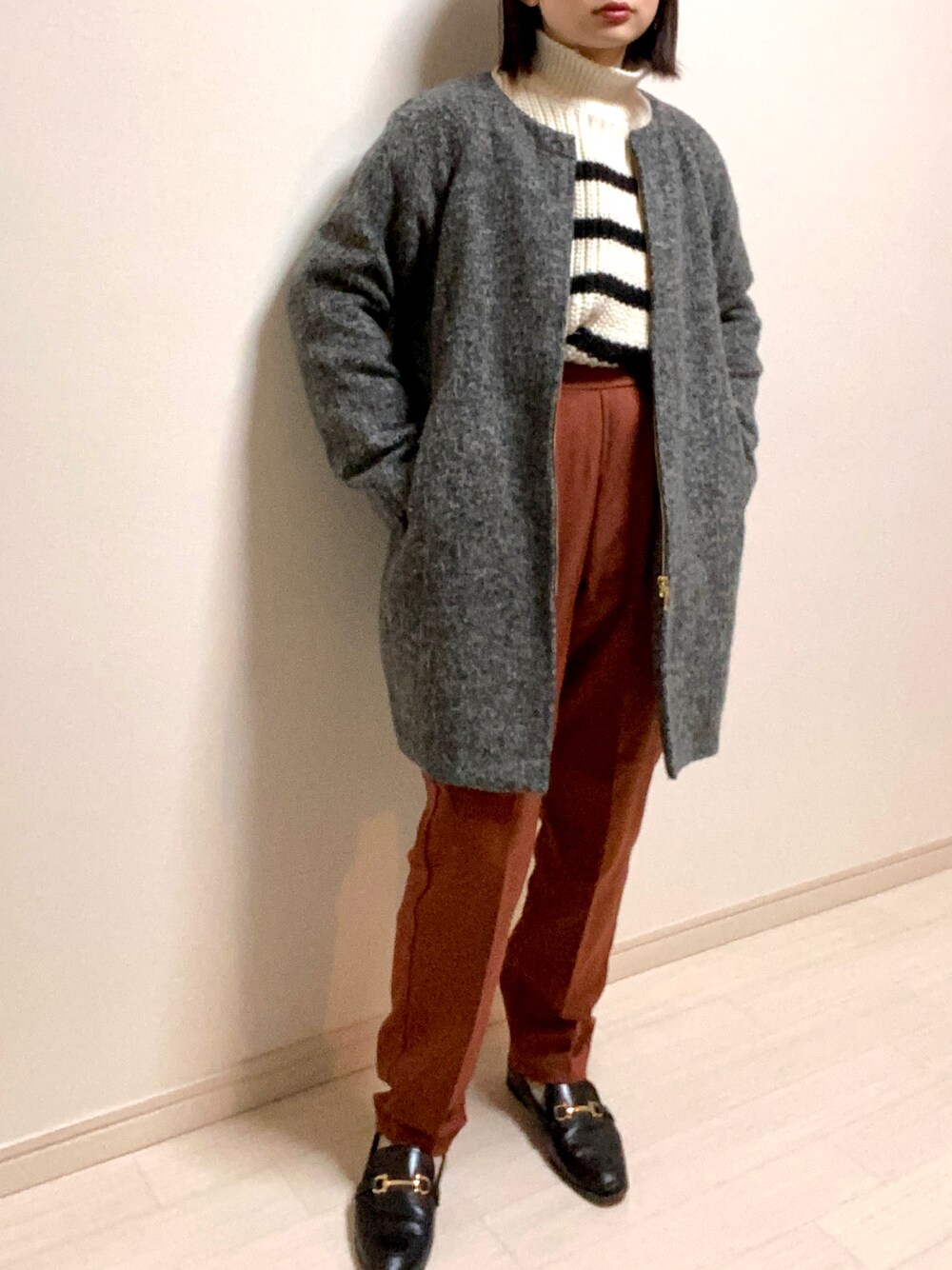 「大人カジュアル、ニット、ハイネックニット、ボーダーニット、ボーダー、H&M、パンツスタイル、カラーパンツ、オレンジ、スラックス、ローファー、ローファー×靴下、アウター、ノーカラーコート、グレー」｜「LOWRYS FARMのビットローファー　786540 （ローファー、ブラック系）」を使った、mikekkoさん（レディース・155cm）の冬コーディネートの1枚目の写真