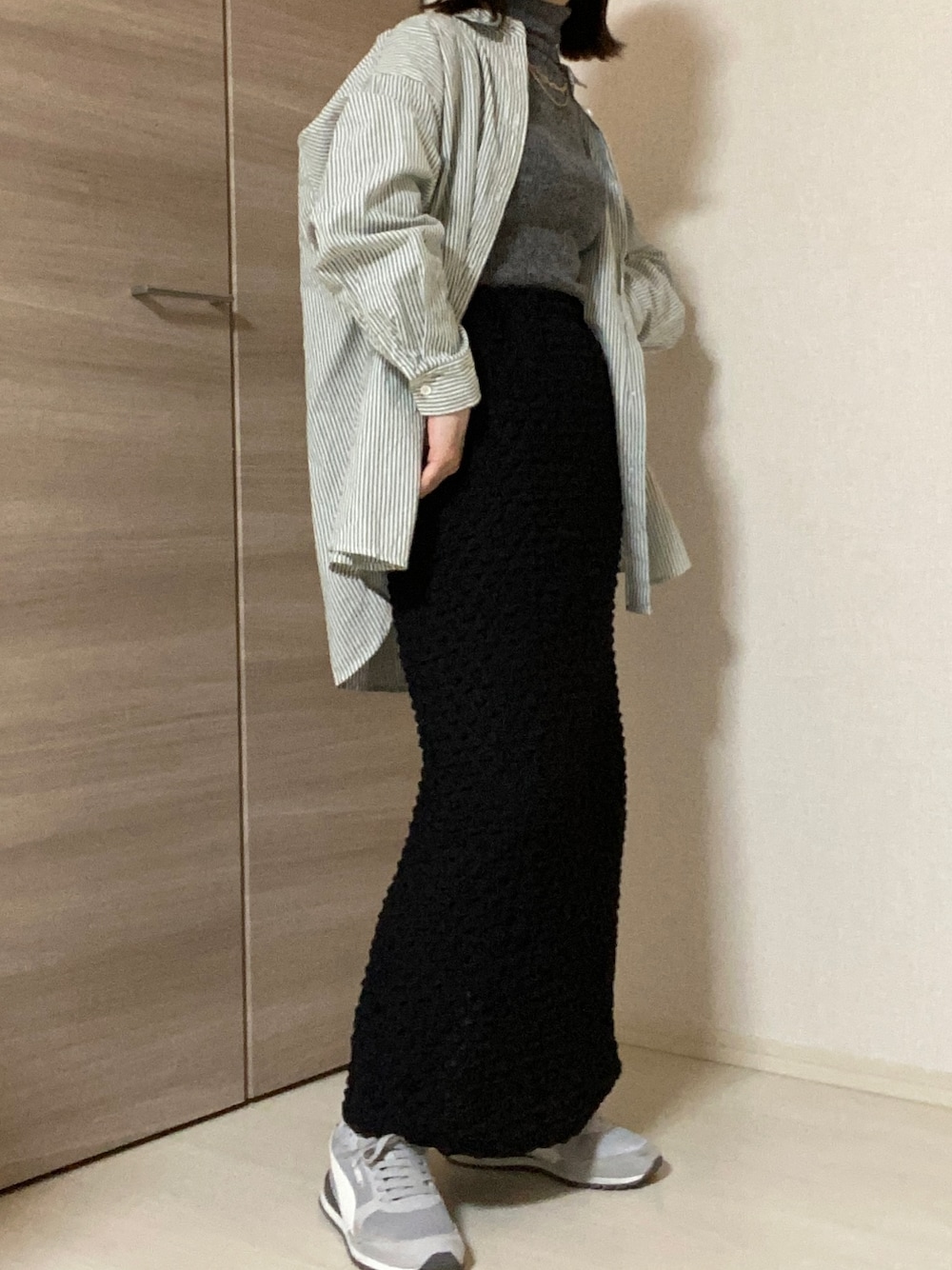 「大人カジュアル、低身長コーデ、シャツスタイル、ビッグシルエット、ストライプシャツ、ストライプ、グリーン、USポロ、タートルネック、UNIQLO、タイトスカート、ブラック、ローリーズファーム(LOWRYS FARM)、スニーカー、PUMA」｜「LOWRYS FARMのシャーリングカットタイトスカート　184848（スカート、ブラック系）」を使った、mikekkoさん（レディース・155cm）の春コーディネートの1枚目の写真