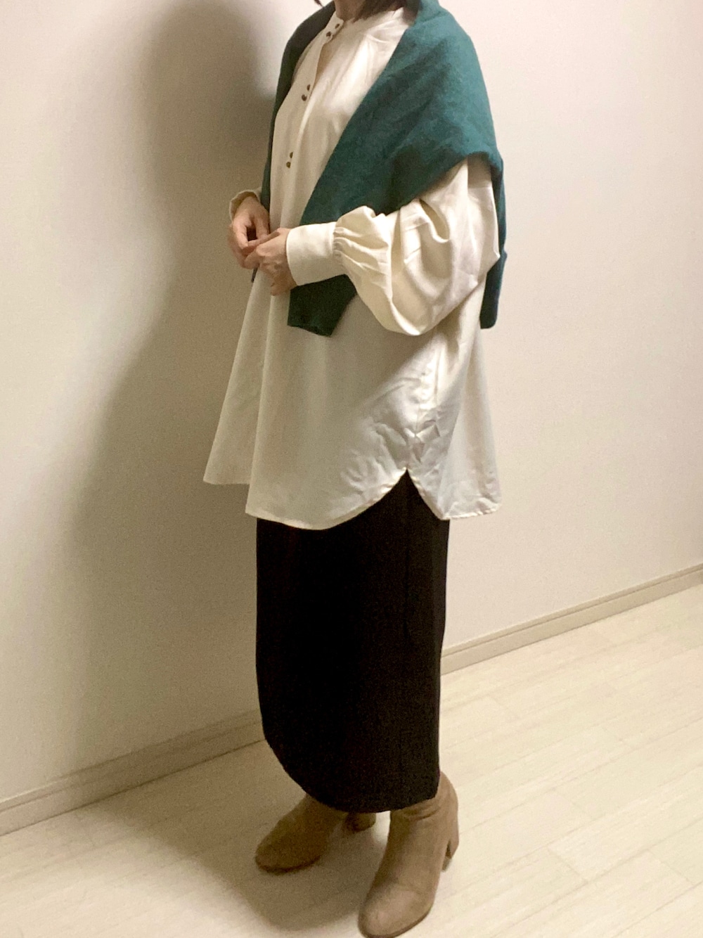 ブラック系のスカート、ベージュ系のブーツ、ベージュ系のシャツ/ブラウスを着用したレディースの秋コーディネートの1枚目の写真