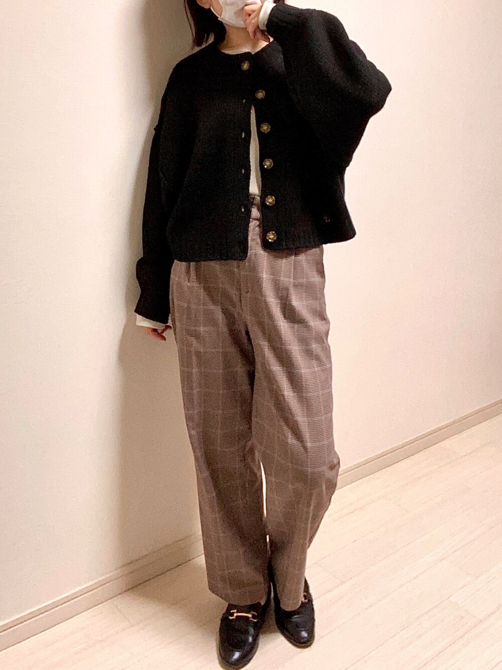 ブラウン系のスラックス、ブラック系のローファー、ブラック系のカーディガン/ボレロを着用したレディースの秋コーディネートの1枚目の写真