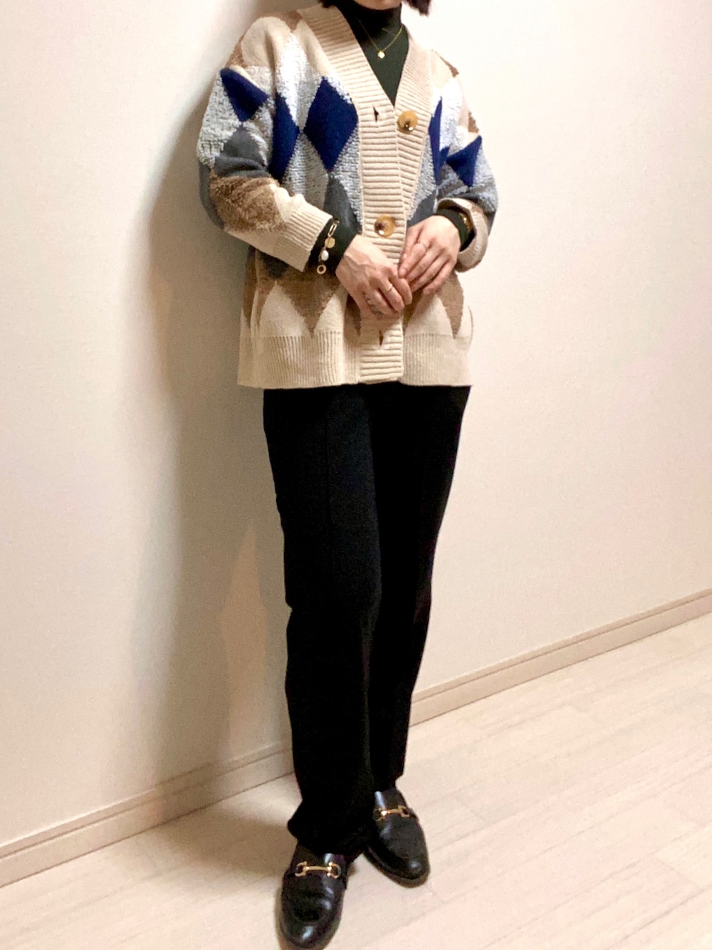 「レイヤードスタイル、タートルネック、ハイネックニット、グリーン、UNIQLO、カーディガン、アーガイル柄、chacocloset、スラックス、スラックスパンツ、黒、ブラック、ローファー、アクセサリー、H&M」｜「chocol raffine robeのアイテム（スウェットパンツ、ブラック系）」を使った、mikekkoさん（レディース・155cm）の冬コーディネートの1枚目の写真