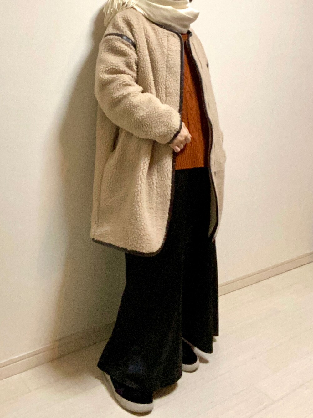 「大人ガーリー、ボアジャケット、ボアコート、ベージュ、マフラー、マフラーぐるぐる、カラーニット、オレンジ、オレンジニット、レイヤードスタイル、ワンピース、ロングスカート、マーメイドスカート、スニーカー、フラットシューズ」｜「Fizzの【Fizz/フィズ】　レザー調パイピング　ジップアップ　ノーカラーロングボアコート（ノーカラージャケット、ベージュ系）」を使った、mikekkoさん（レディース・155cm）の冬コーディネートの1枚目の写真