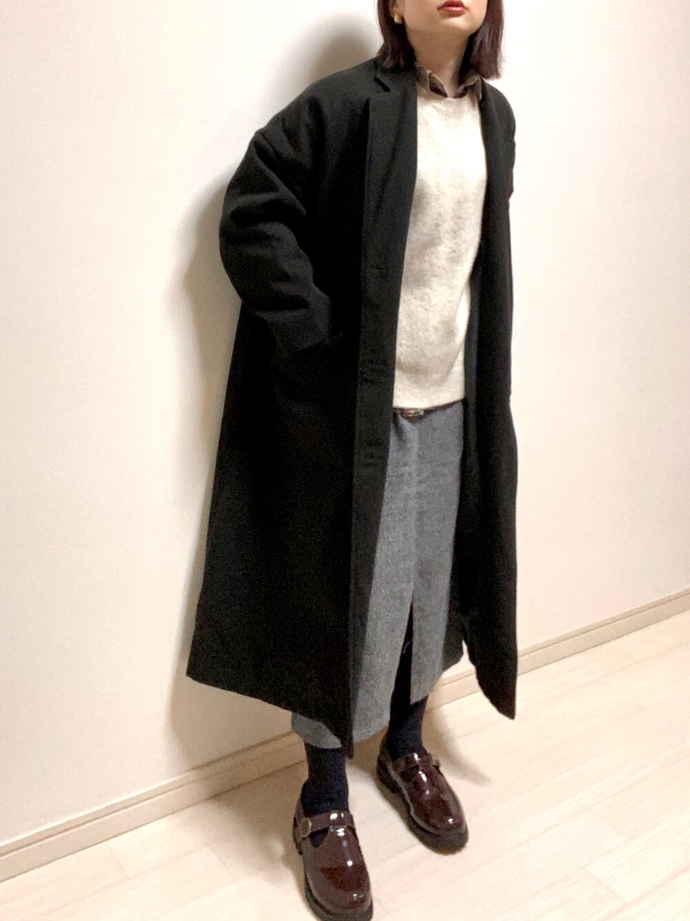 「オトナカジュアル、カジュアルガーリー、ロングコート、白ニット、UNIQLO、チェックシャツ、GROBAL WORK、ニット×シャツ、レイヤードスタイル、スカートスタイル、SEVENDAYS＝SUNDAY、ローファー、ブラウン、3coins、トラッド」｜「forksy.の【forksy.】T字ストラップローファー（ローファー、ブラウン系）」を使った、mikekkoさん（レディース・155cm）の春コーディネートの1枚目の写真