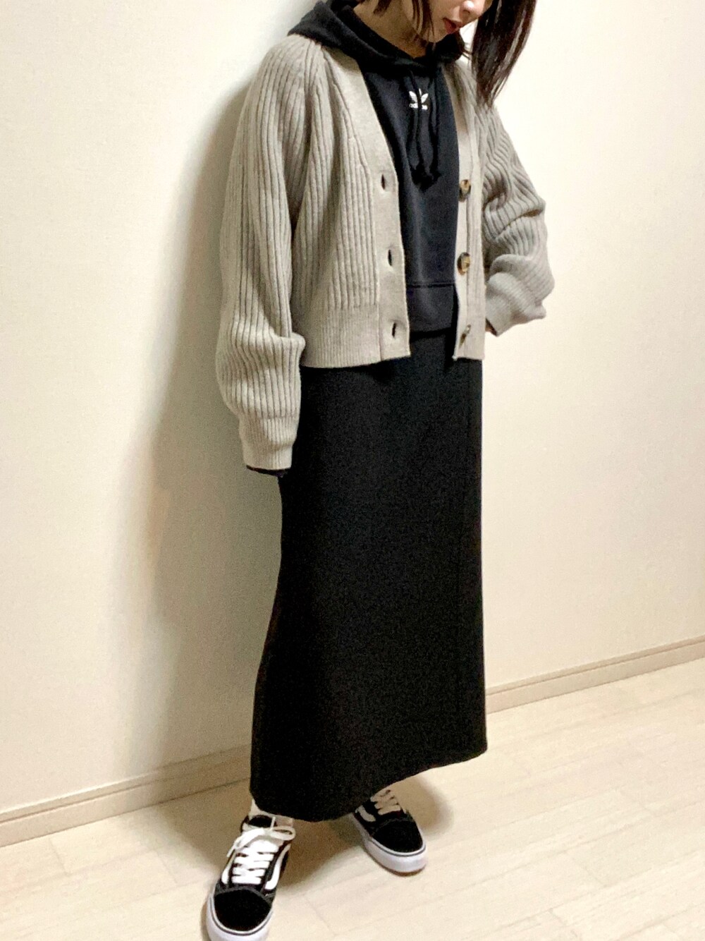 「秋コーデ、ラクチンコーデ、カジュアルコーデ、スニーカーコーデ、低身長コーデ、スポーツミックス、カーディガン、H&M、パーカー、adidas、ロングスカート、しまむら、スニーカー、VANS、モノトーン」｜「しまむらのアイテム（スカート、ブラック系）」を使った、mikekkoさん（レディース・155cm）の秋コーディネートの1枚目の写真