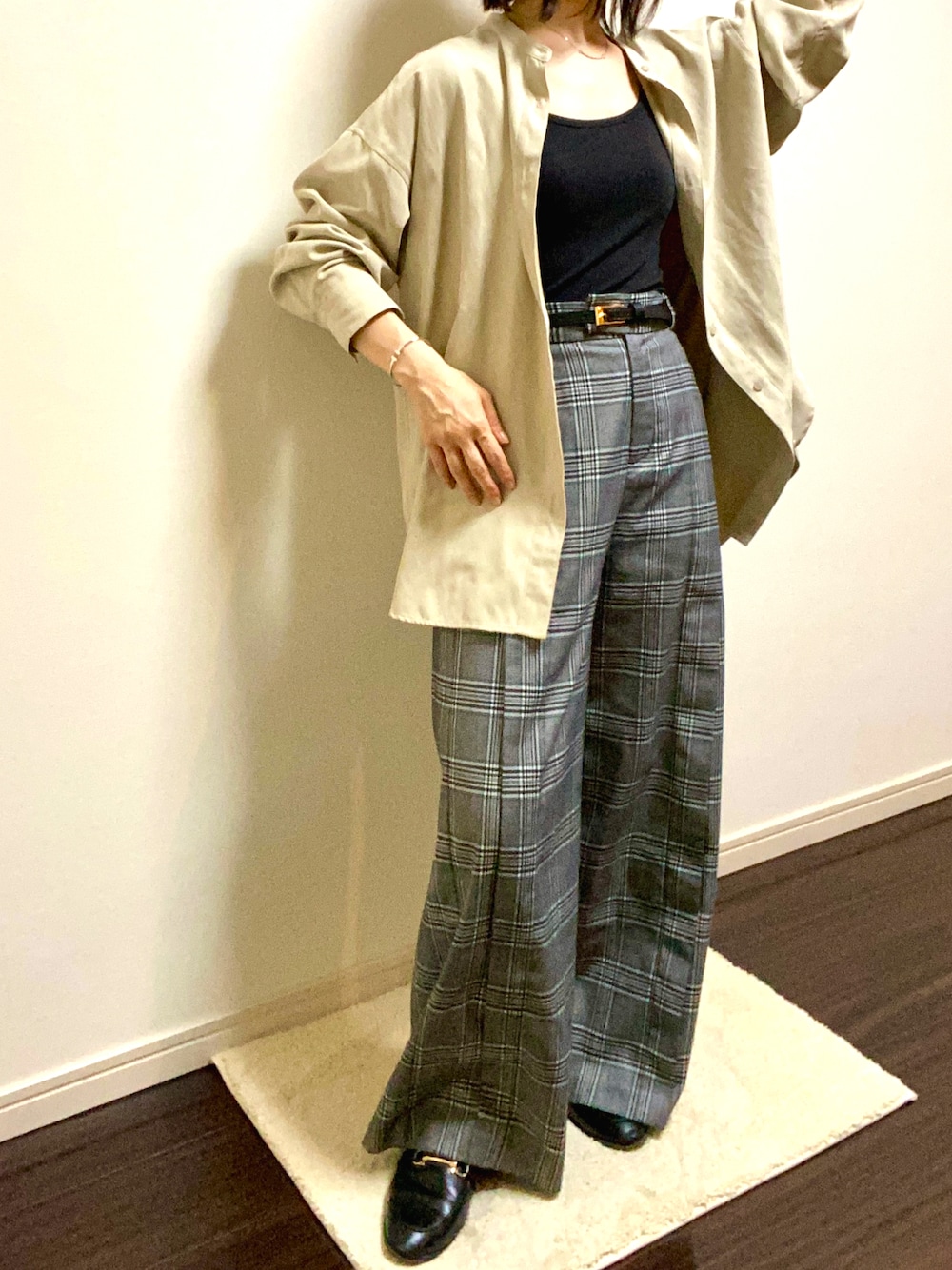 グレー系のスラックス、ベージュ系のシャツ/ブラウス、ブラック系のローファーを着用したレディースの秋コーディネートの1枚目の写真