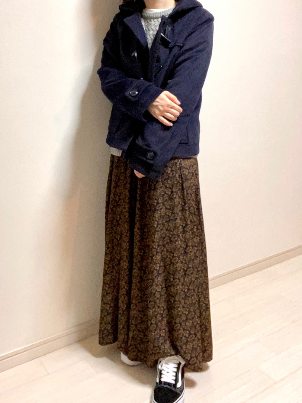 「ダッフルコート、ネイビー、ロンT、ニット、フリンジ、グレー、柄パンツ、花柄、ワイドパンツ、サテンパンツ、スニーカー、スニーカーコーデ、VANS、オールドスクール、黒」｜「titivateのｼｮｰﾄﾀﾞｯﾌﾙｺｰﾄ（ダッフルコート、ブルー系）」を使った、mikekkoさん（レディース・155cm）の冬コーディネートの1枚目の写真