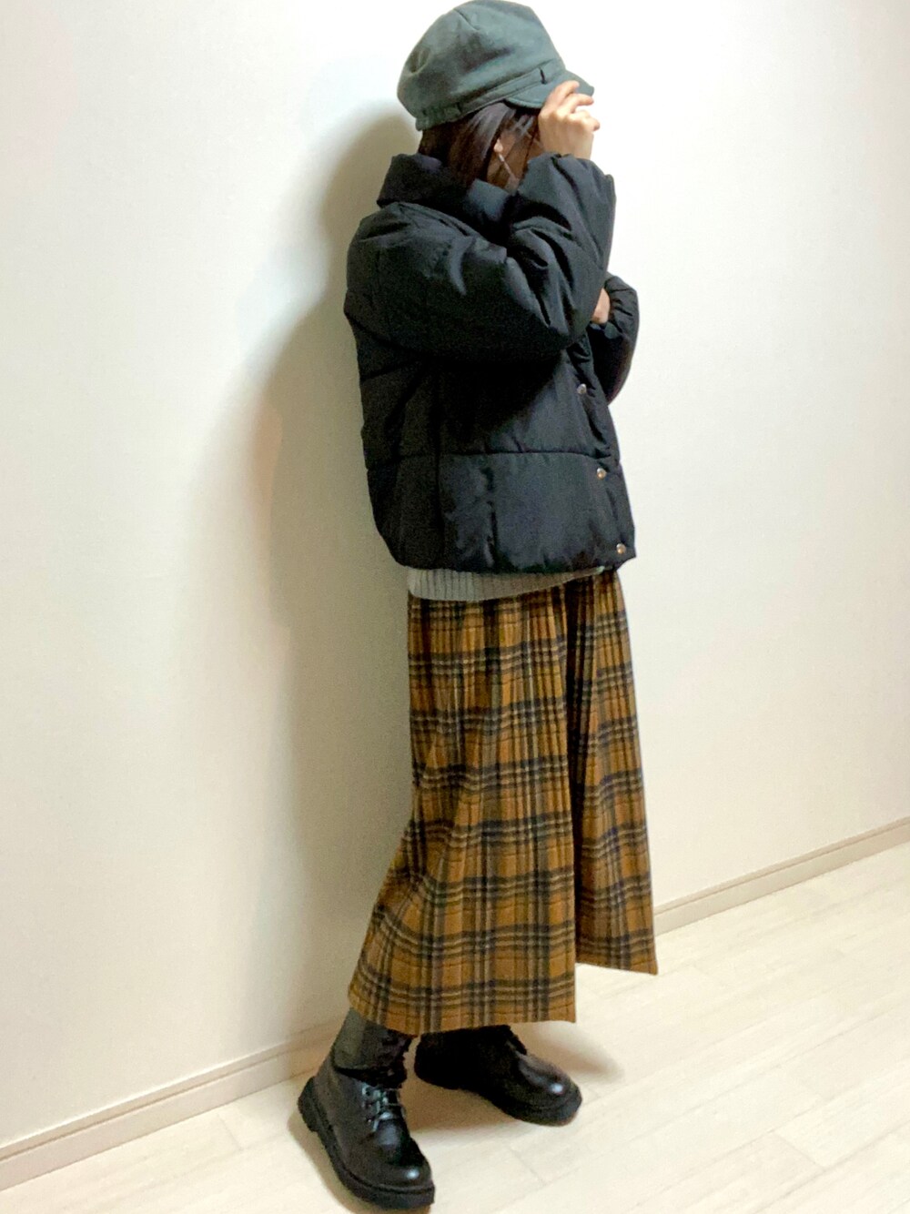 「秋冬コーデ、帽子、キャスケット、アウター、ダウンジャケット、黒、ニット、グレー、スカート、チェック、チェックスカート、ブーツ、大人カジュアル、大人ガーリー、低身長コーデ」｜「chocol raffine robeのアイテム（ダウンジャケット/コート、ブラック系）」を使った、mikekkoさん（レディース・155cm）の冬コーディネートの1枚目の写真