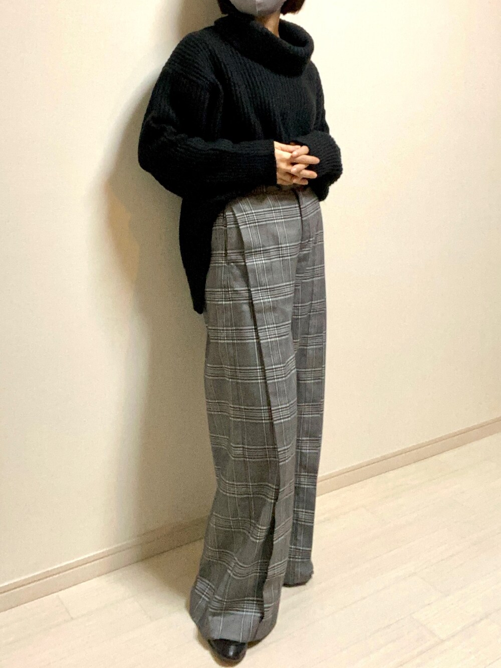ブラック系のニット/セーター、グレー系のスラックス、ブラック系のローファーを着用したレディースの冬コーディネートの1枚目の写真