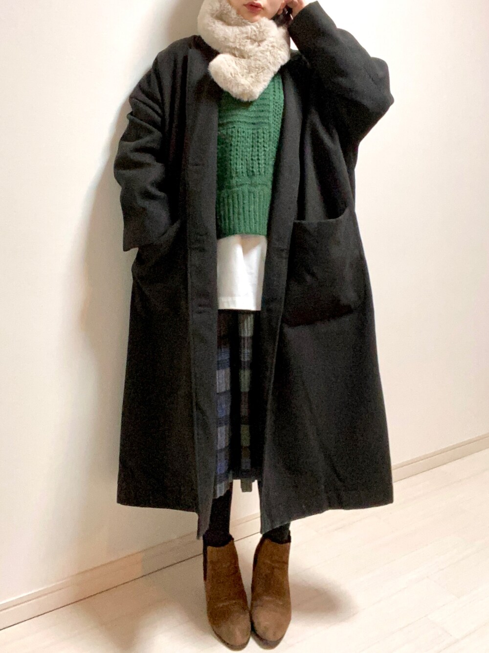 「低身長女子、低身長コーデ、冬コーデ、ロングコート、ファー小物、ファー、ニットコーデ、グリーン、ロンT、レイヤードスタイル、スカートスタイル、チェックスカート、ブーツ、サイドゴアブーツ、ショートブーツ」｜「LEPSIMのサイドゴアヒールブーツ　767629（ブーツ、イエロー系）」を使った、mikekkoさん（レディース・155cm）の冬コーディネートの1枚目の写真