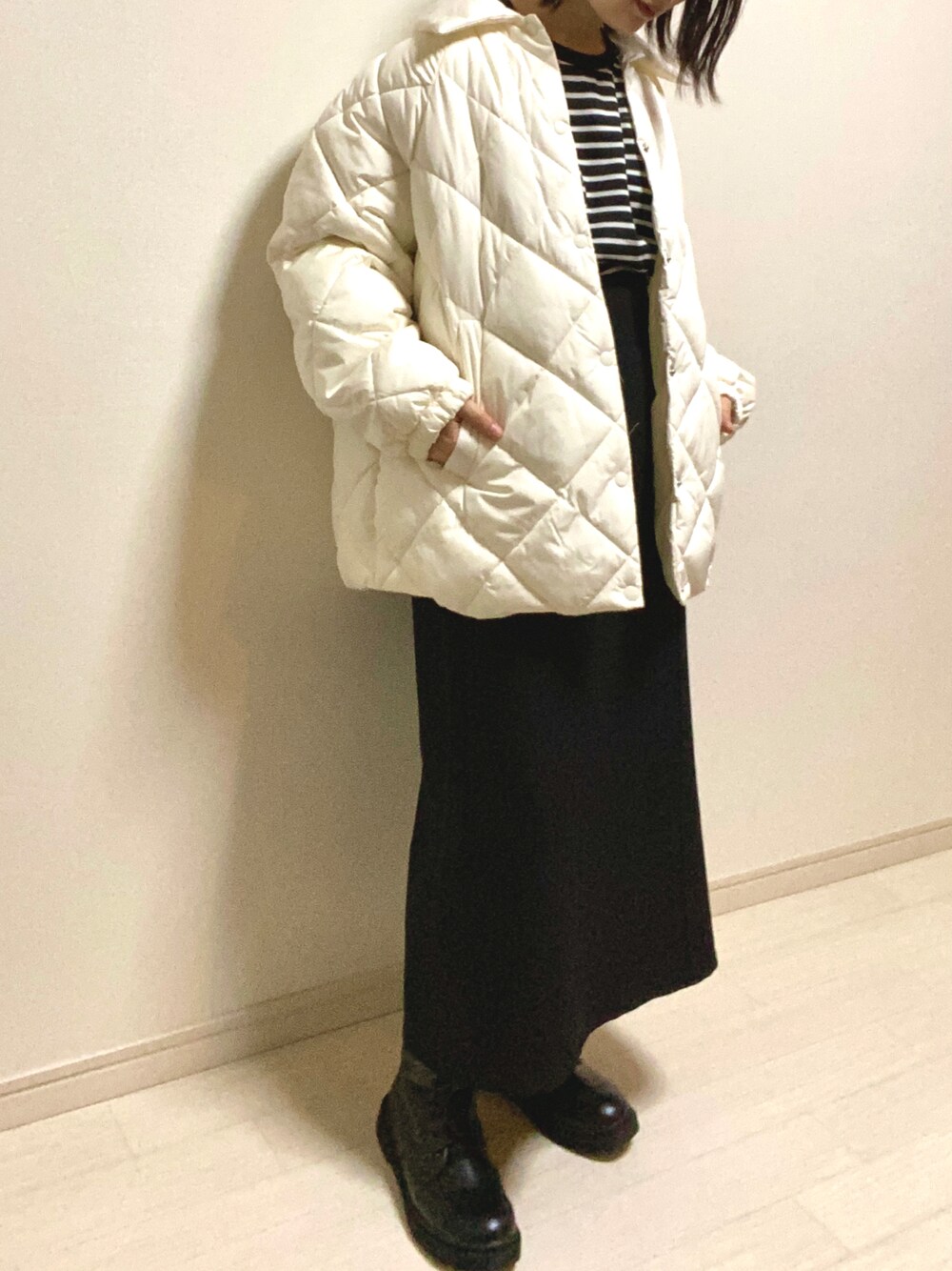「アウター、ブーツ、ボーダー、H&M、モノトーン、レースアップシューズ、ロングスカート、しまむら、プチプラ、ボーダートップス、キルティングコート、attagirl、reca」｜「attagirlの9ホールレースアップブーツ（ブーツ、ブラック系）」を使った、mikekkoさん（レディース・155cm）の秋コーディネートの1枚目の写真