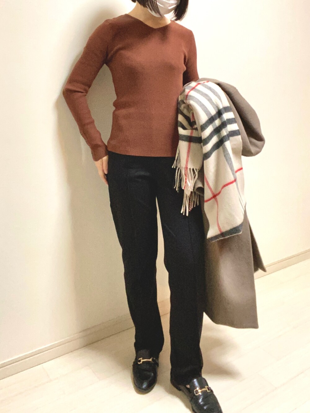 「オトナ女子、シンプルコーデ、お仕事コーデ、低身長コーデ、ニット、キャメル、ブラウン、Re:EDIT、パンツスタイル、黒パンツ、スラックス、ローファー、ノーカラーコート、BEAMS、マフラー」｜「chocol raffine robeのアイテム（スウェットパンツ、ブラック系）」を使った、mikekkoさん（レディース・155cm）の秋コーディネートの1枚目の写真