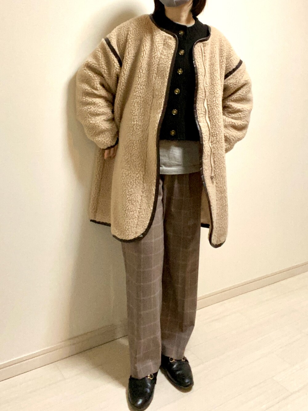 「パンツコーデ、大人ガーリー、ボアジャケット、ボアコート、ベージュ、カーディガン、ボリューム袖、ゆるニット、ブラック、ロンT、グレー、スラックス、チェックパンツ、ブラウン、ローファー」｜「LOWRYS FARMのビットローファー　786540 （ローファー、ブラック系）」を使った、mikekkoさん（レディース・155cm）の冬コーディネートの1枚目の写真