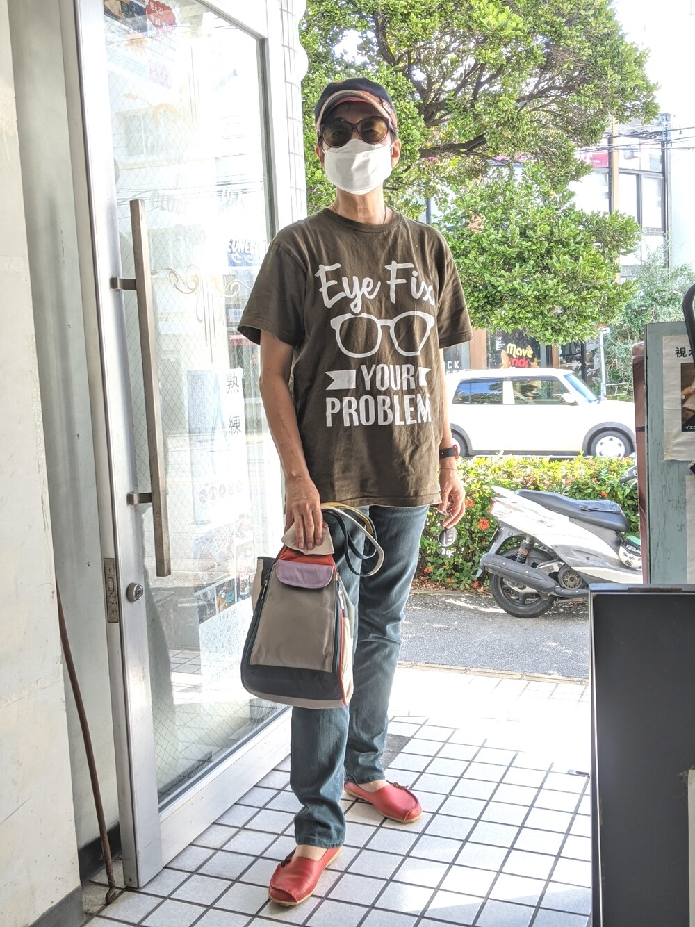 その他のショルダーバッグ、グリーン系のデニムパンツ、パープル系のサングラスを着用したレディースの秋コーディネートの1枚目の写真