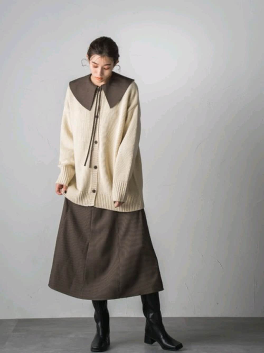 ホワイト系のカーディガン/ボレロ、ブラウン系のワンピースを着用したレディースの秋コーディネートの1枚目の写真