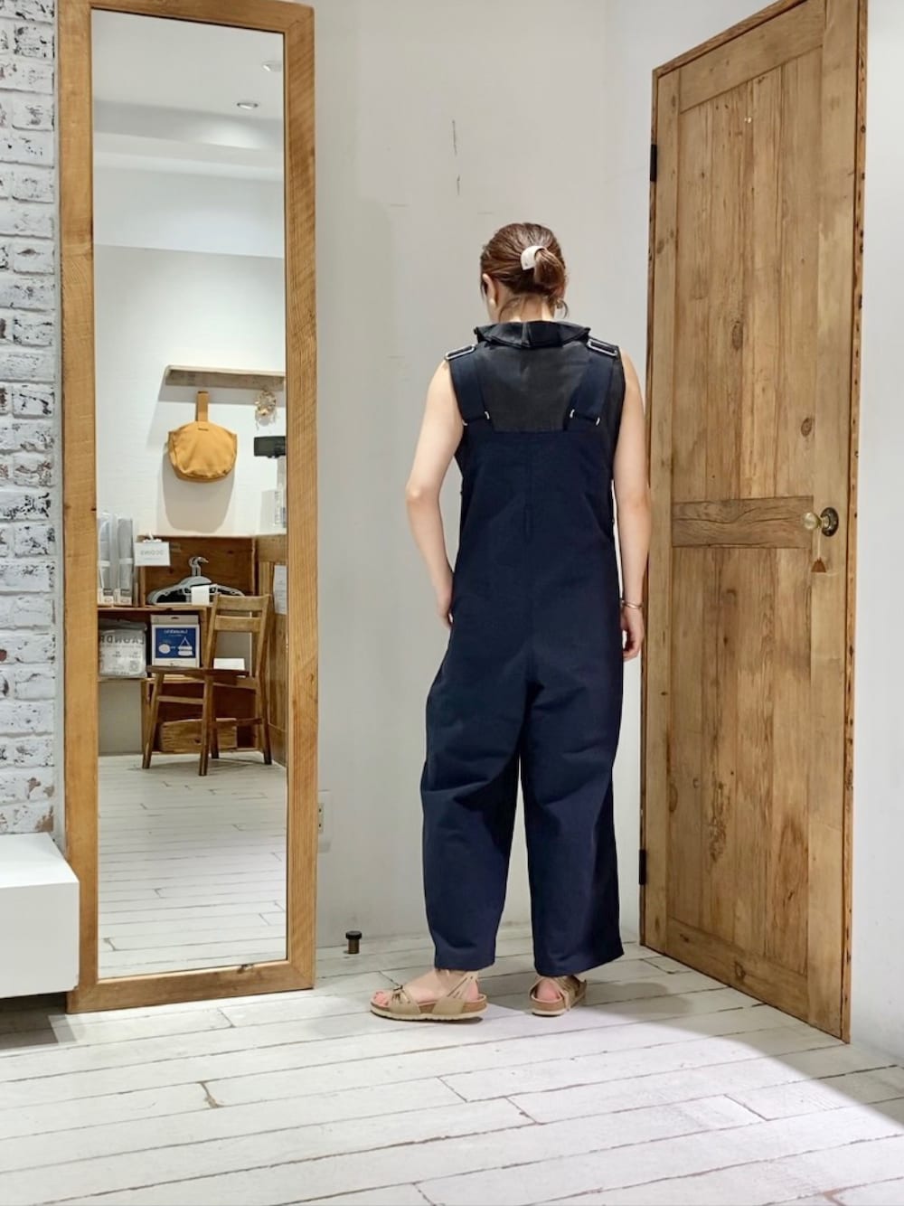 ブラック系のシャツ/ブラウス、ブラック系のサロペット/オーバーオールを着用したレディースの夏コーディネートの3枚目の写真