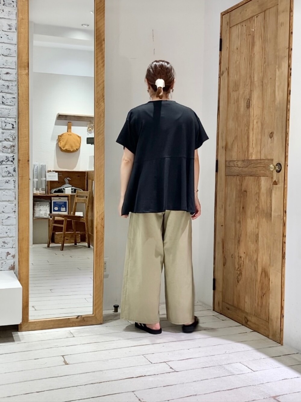 ブラック系のTシャツ/カットソー、グリーン系のその他パンツを着用したレディースの夏コーディネートの2枚目の写真
