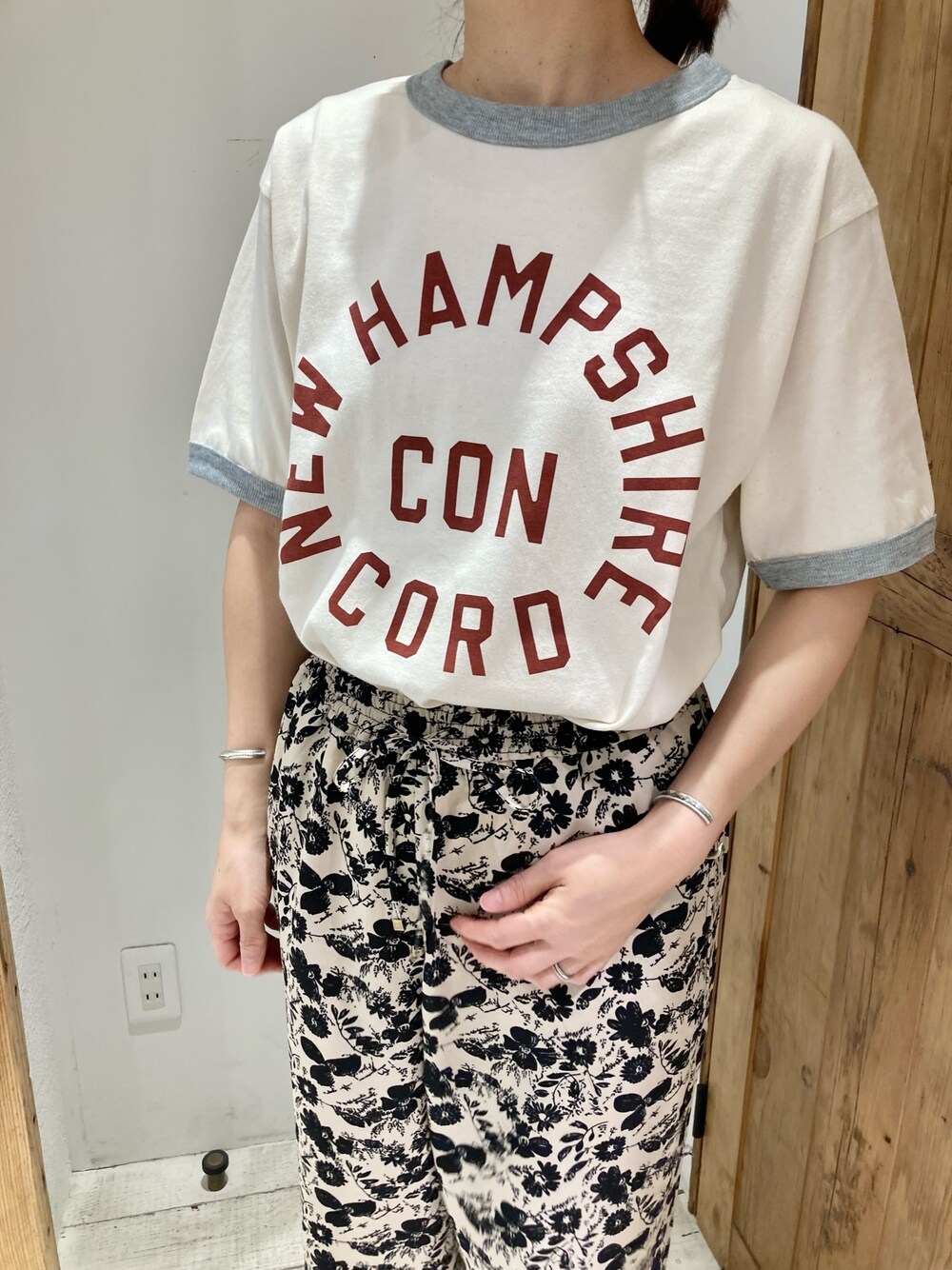 ベージュ系のTシャツ/カットソー、ベージュ系のその他パンツを着用したレディースの夏コーディネートの3枚目の写真