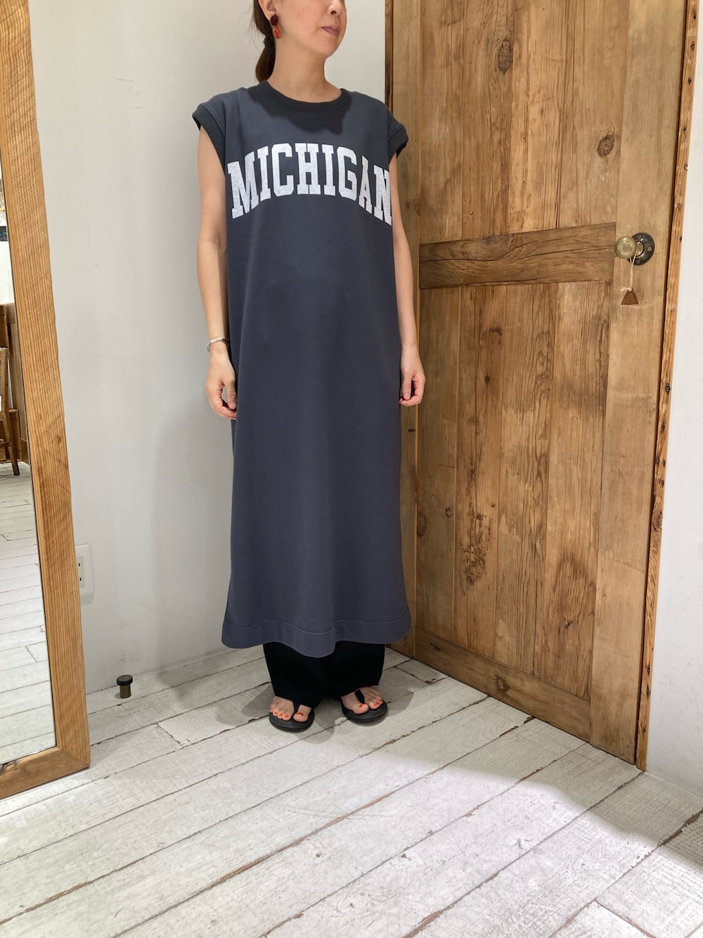 イエロー系のシャツ/ブラウス、グレー系のワンピースを着用したレディースの夏コーディネートの5枚目の写真