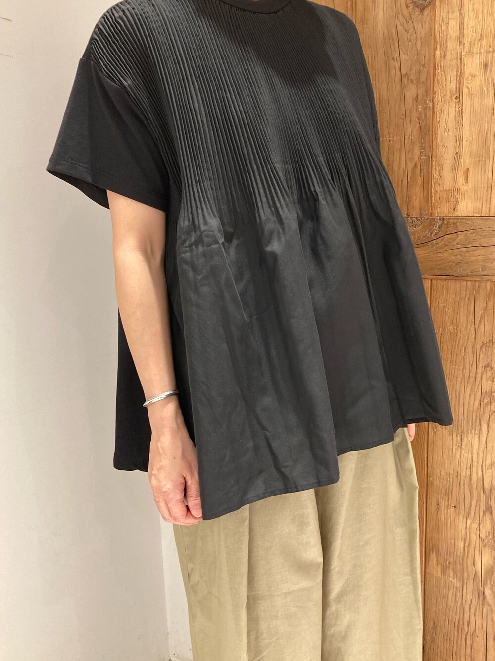 ブラック系のTシャツ/カットソー、グリーン系のその他パンツを着用したレディースの夏コーディネートの5枚目の写真