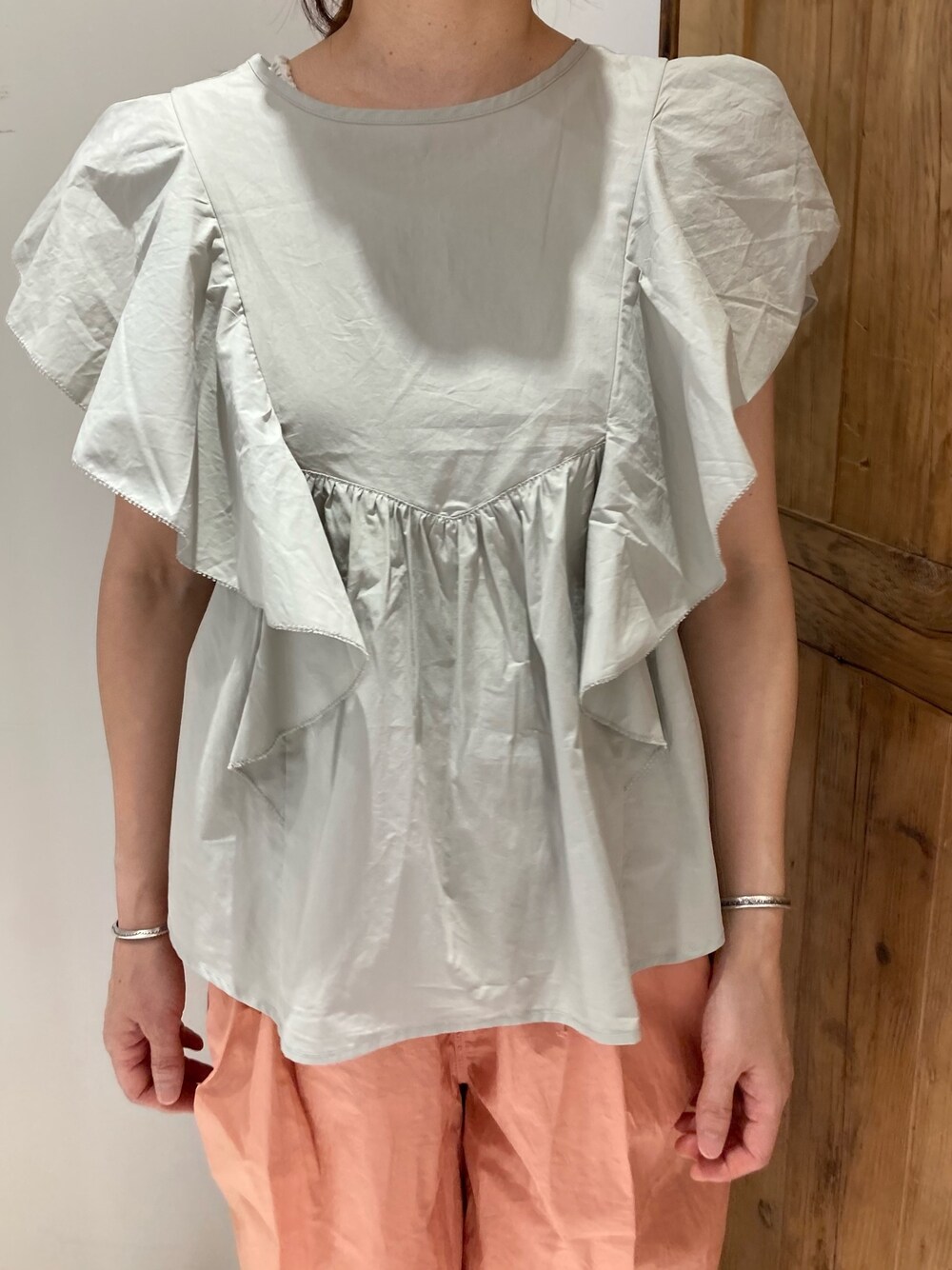 グレー系のシャツ/ブラウス、オレンジ系のその他パンツを着用したレディースの夏コーディネートの5枚目の写真