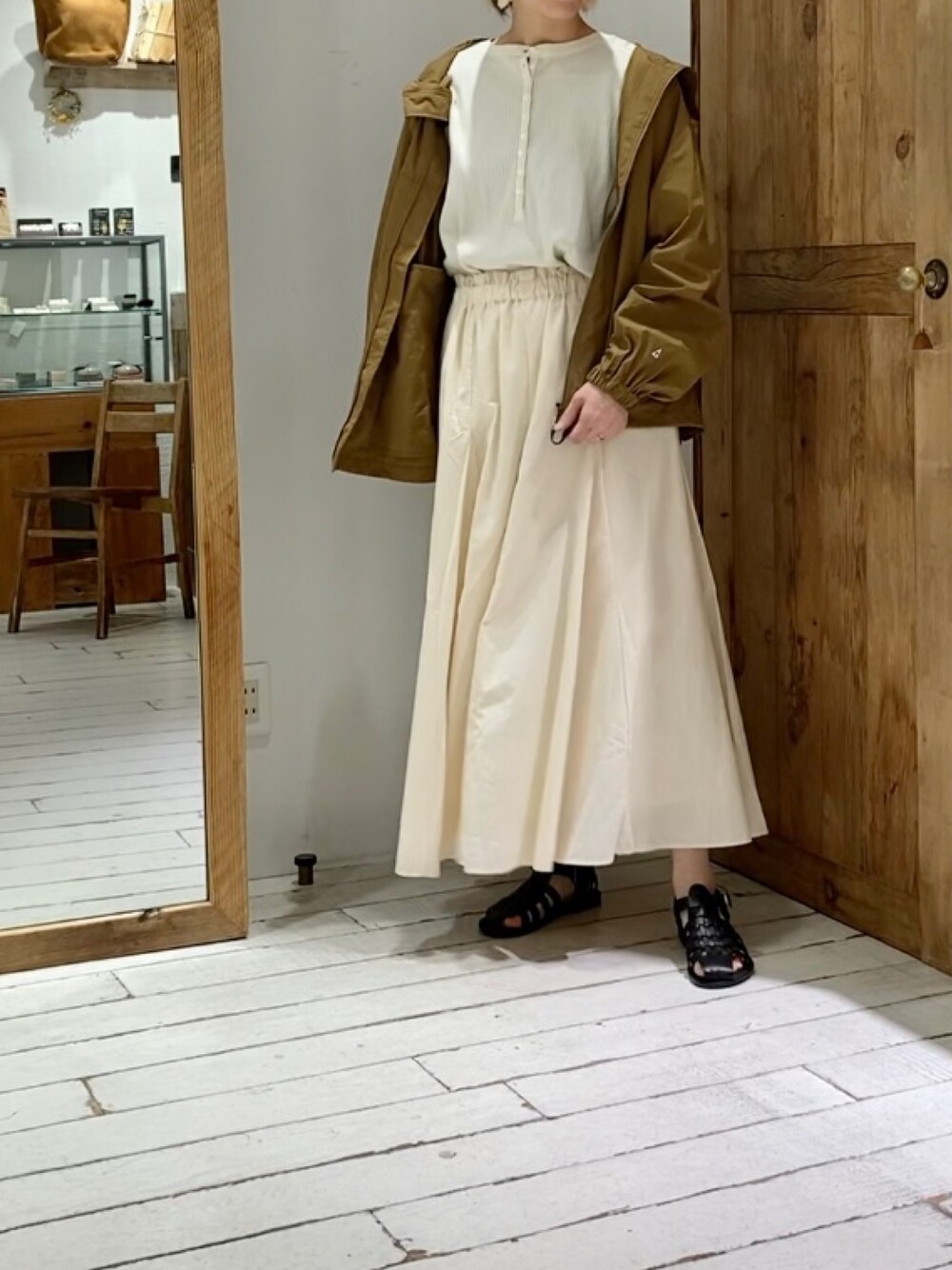 ベージュ系のTシャツ/カットソー、イエロー系のテーラードジャケット、ベージュ系のスカートを着用したレディースの春コーディネートの2枚目の写真