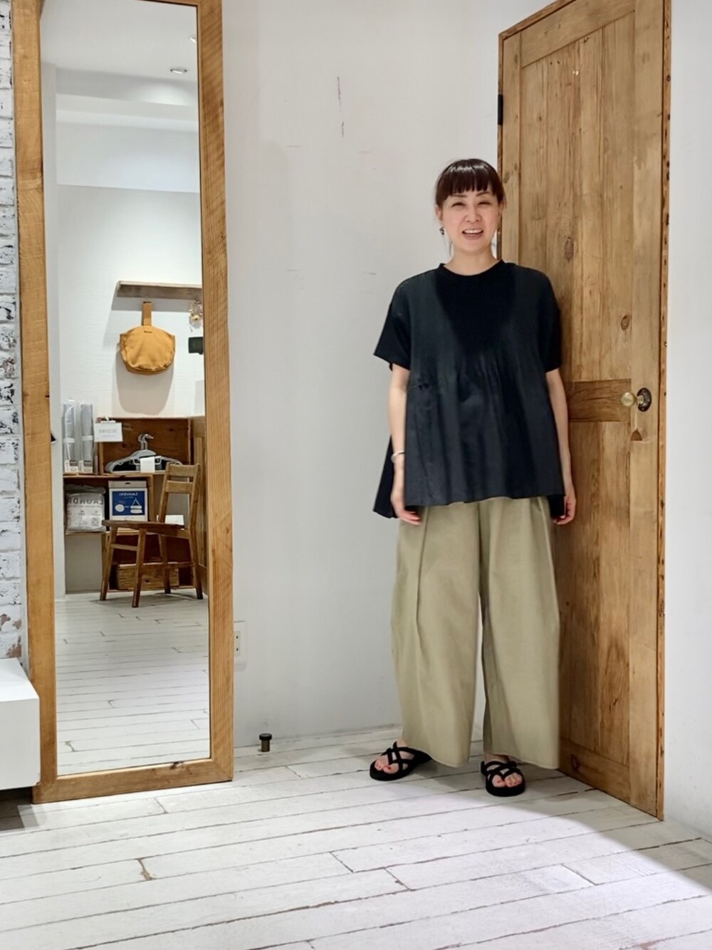 ブラック系のTシャツ/カットソー、グリーン系のその他パンツを着用したレディースの夏コーディネートの3枚目の写真