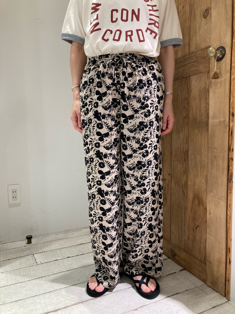 ベージュ系のTシャツ/カットソー、ベージュ系のその他パンツを着用したレディースの夏コーディネートの4枚目の写真