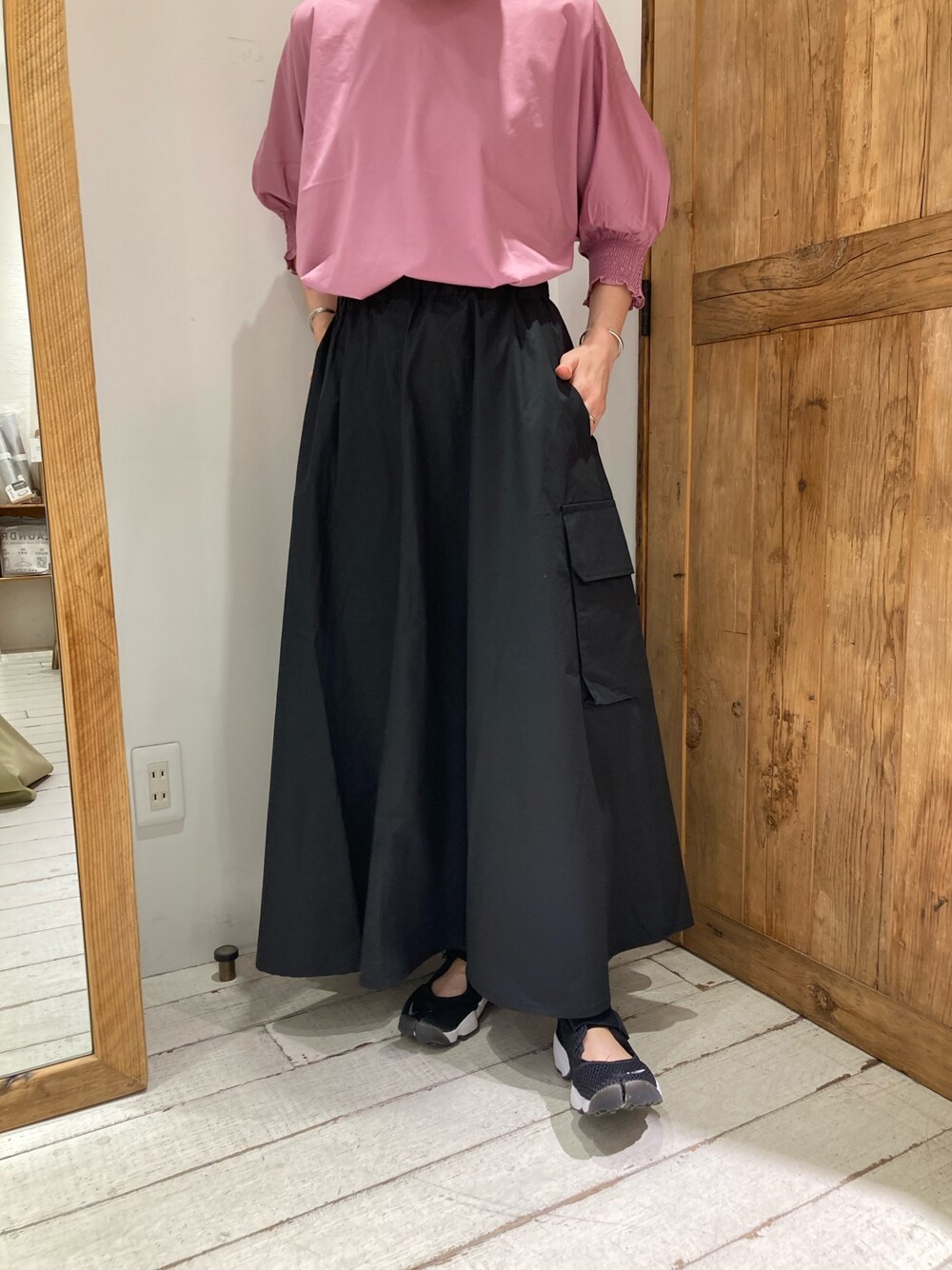 ピンク系のTシャツ/カットソー、ブラック系のスカートを着用したレディースの夏コーディネートの5枚目の写真