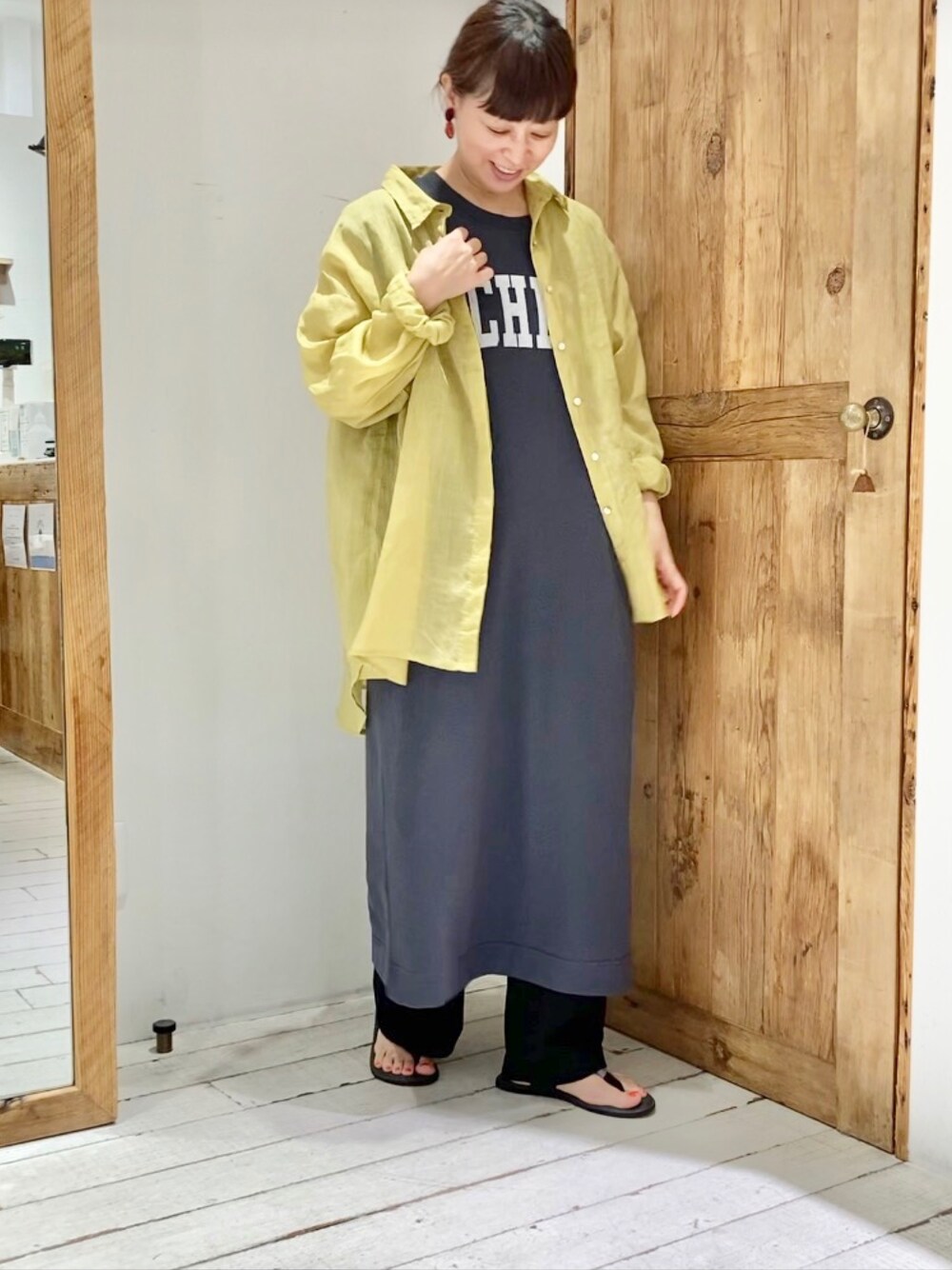 イエロー系のシャツ/ブラウス、グレー系のワンピースを着用したレディースの夏コーディネートの3枚目の写真