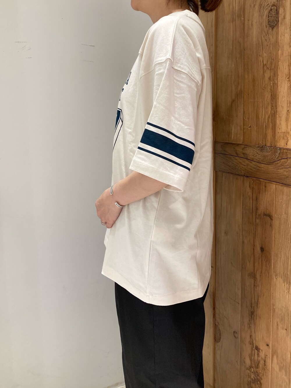 ブラック系のテーラードジャケット、ベージュ系のTシャツ/カットソー、ブラック系のその他パンツを着用したレディースの夏コーディネートの5枚目の写真