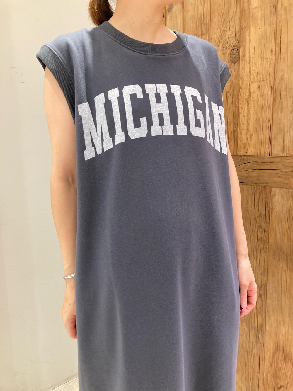 イエロー系のシャツ/ブラウス、グレー系のワンピースを着用したレディースの夏コーディネートの4枚目の写真