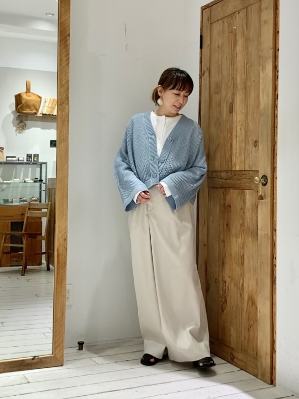 ベージュ系のその他パンツ、ブルー系のカーディガン/ボレロを着用したレディースの春コーディネートの3枚目の写真