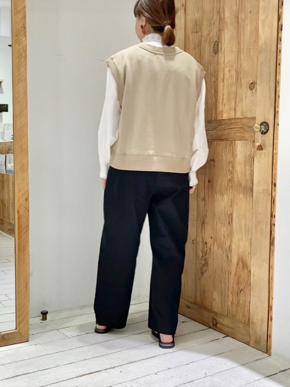 ベージュ系のTシャツ/カットソー、ホワイト系のシャツ/ブラウス、ブラック系のその他パンツを着用したレディースの夏コーディネートの3枚目の写真