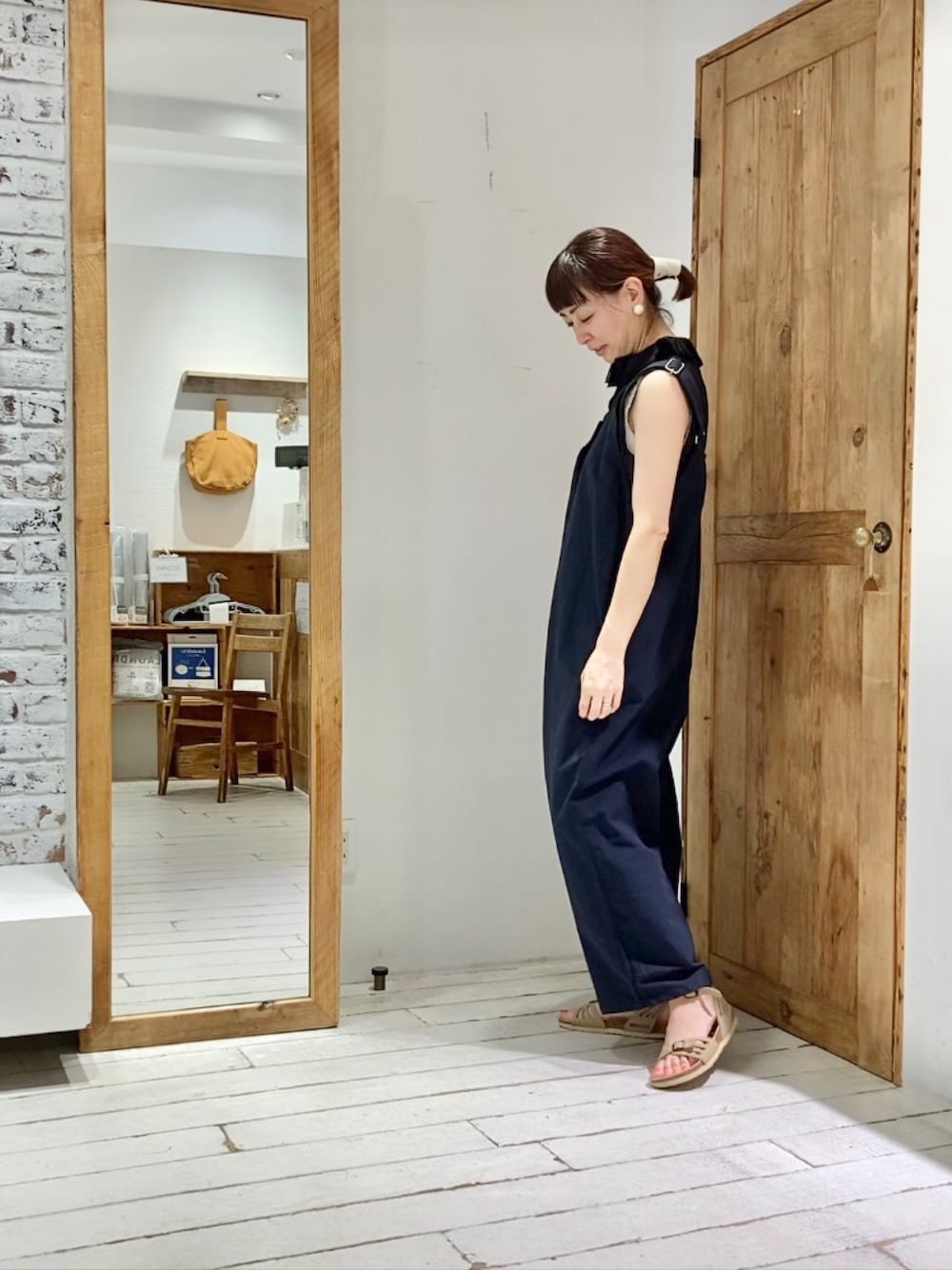 ブラック系のシャツ/ブラウス、ブラック系のサロペット/オーバーオールを着用したレディースの夏コーディネートの2枚目の写真