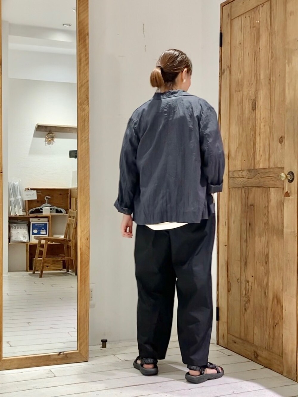 ブラック系のテーラードジャケット、ベージュ系のTシャツ/カットソー、ブラック系のその他パンツを着用したレディースの夏コーディネートの3枚目の写真