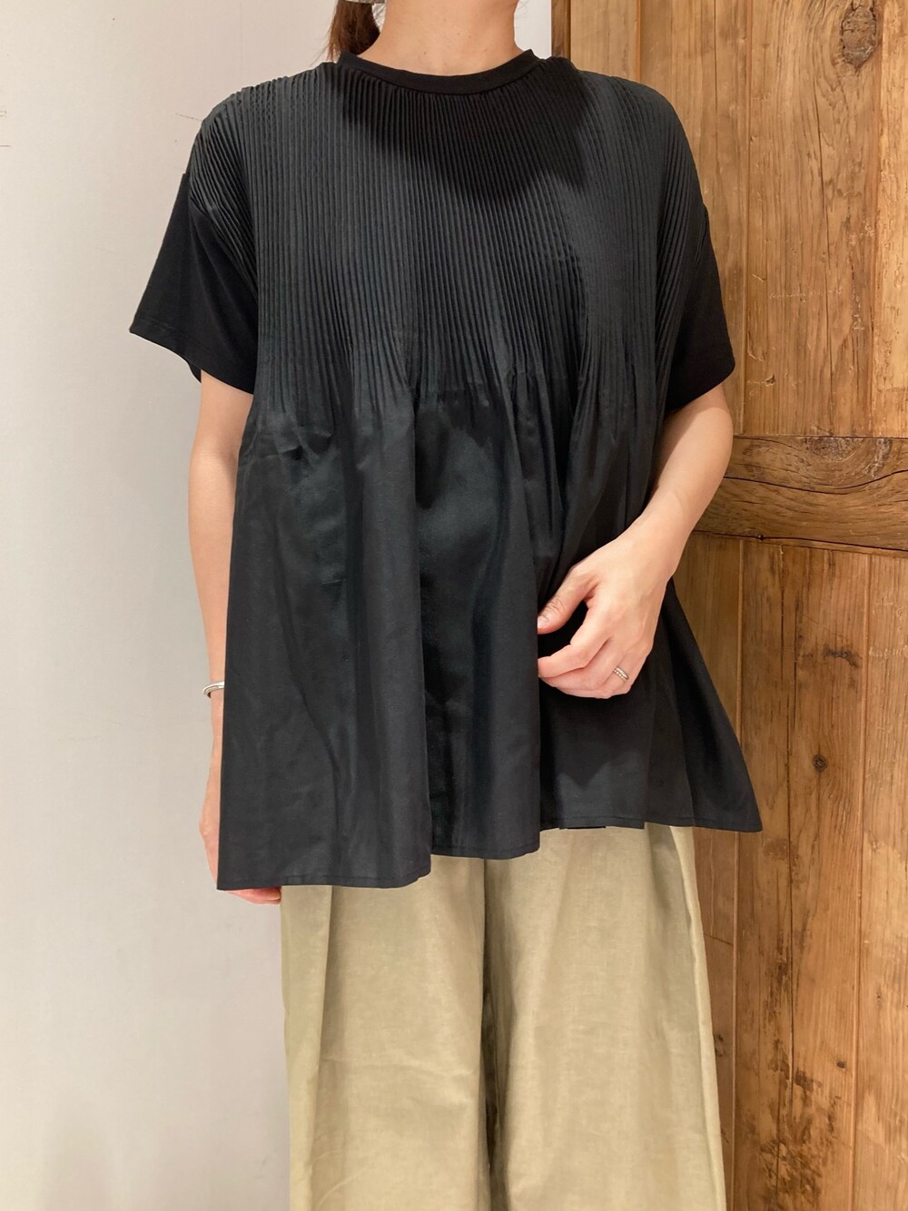 ブラック系のTシャツ/カットソー、グリーン系のその他パンツを着用したレディースの夏コーディネートの4枚目の写真